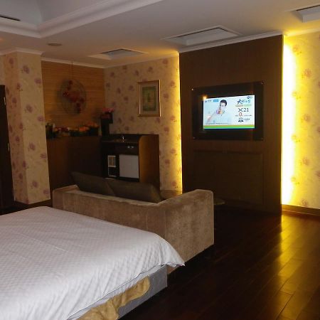 Sunflower Motel Hsinchu Extérieur photo
