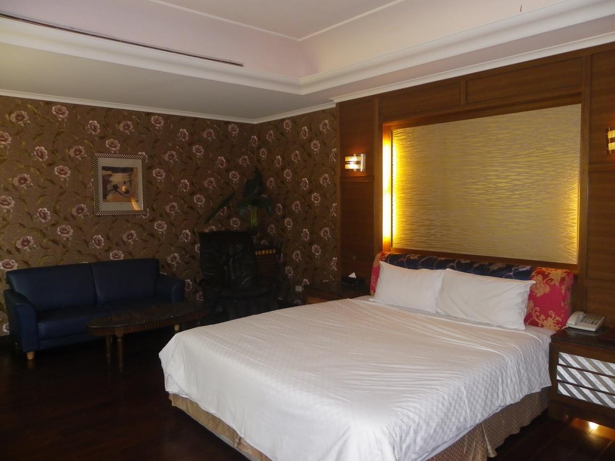 Sunflower Motel Hsinchu Extérieur photo